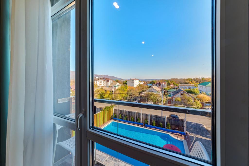 Стандарт 3-местный с видом на бассейн