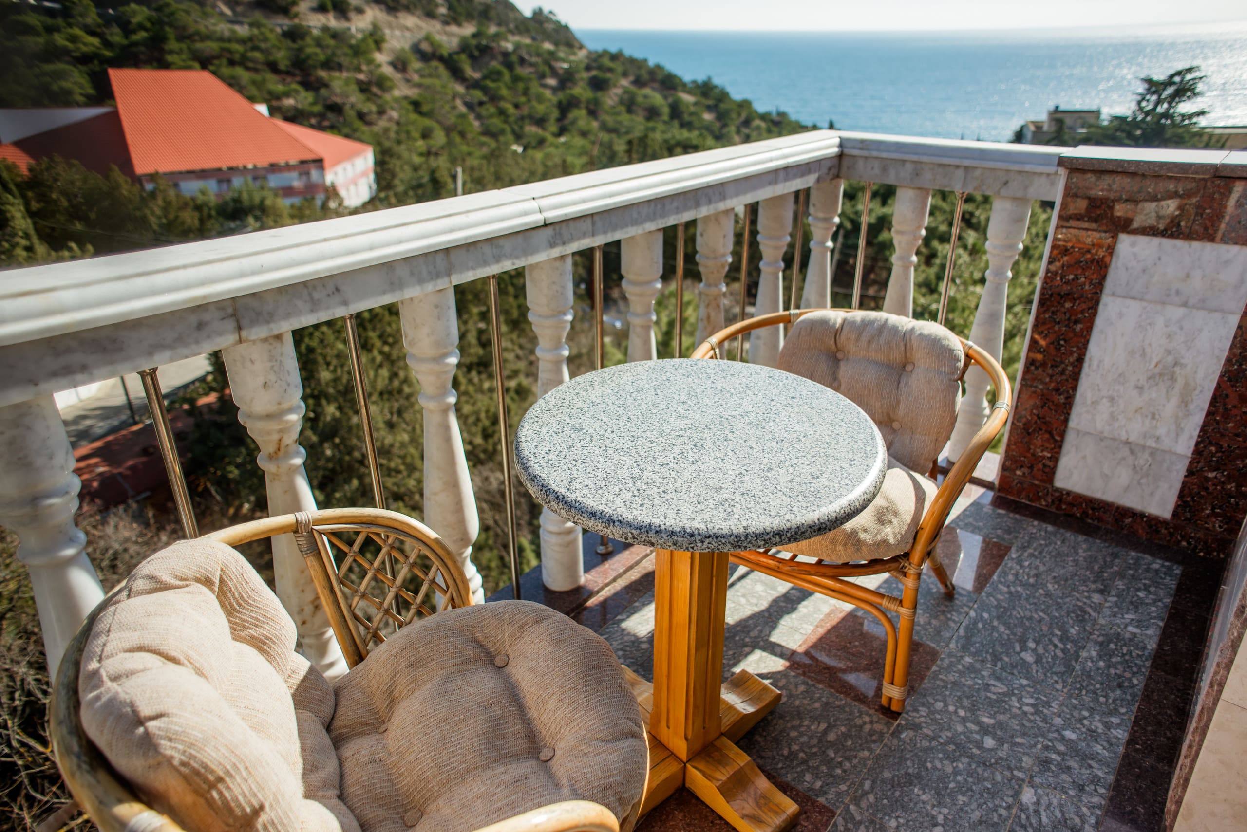 Стандартный 2-местный DOUBLE боковой вид на море и горы