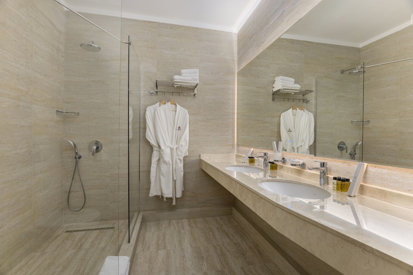 Посмотреть в галерее Executive Suite 4-местный 2-комнатный Great с балконом на территорию