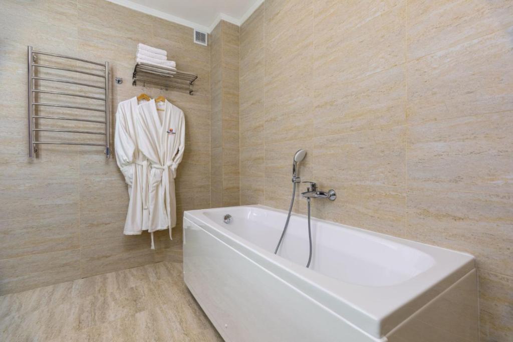 Посмотреть в галерее Apartment 4-местный 2-комнатный с балконом с видом на бассейн