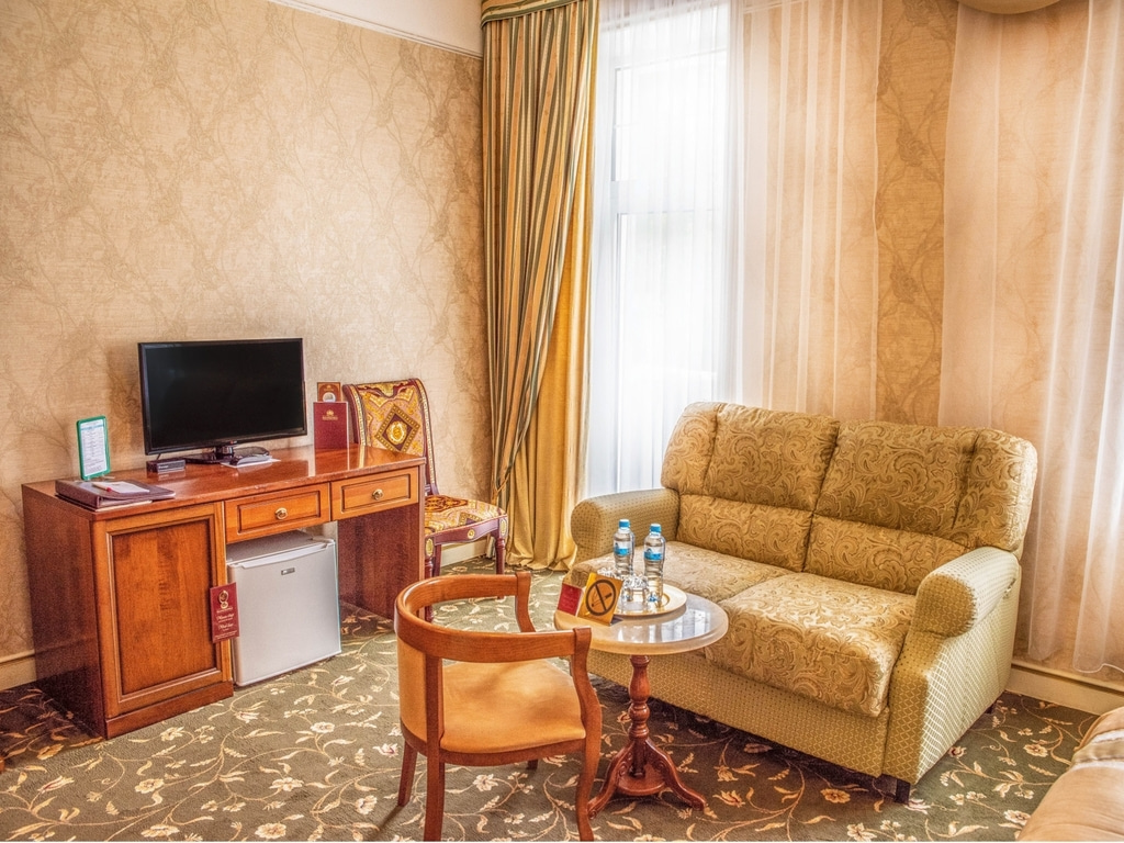 Студио с видом на холм