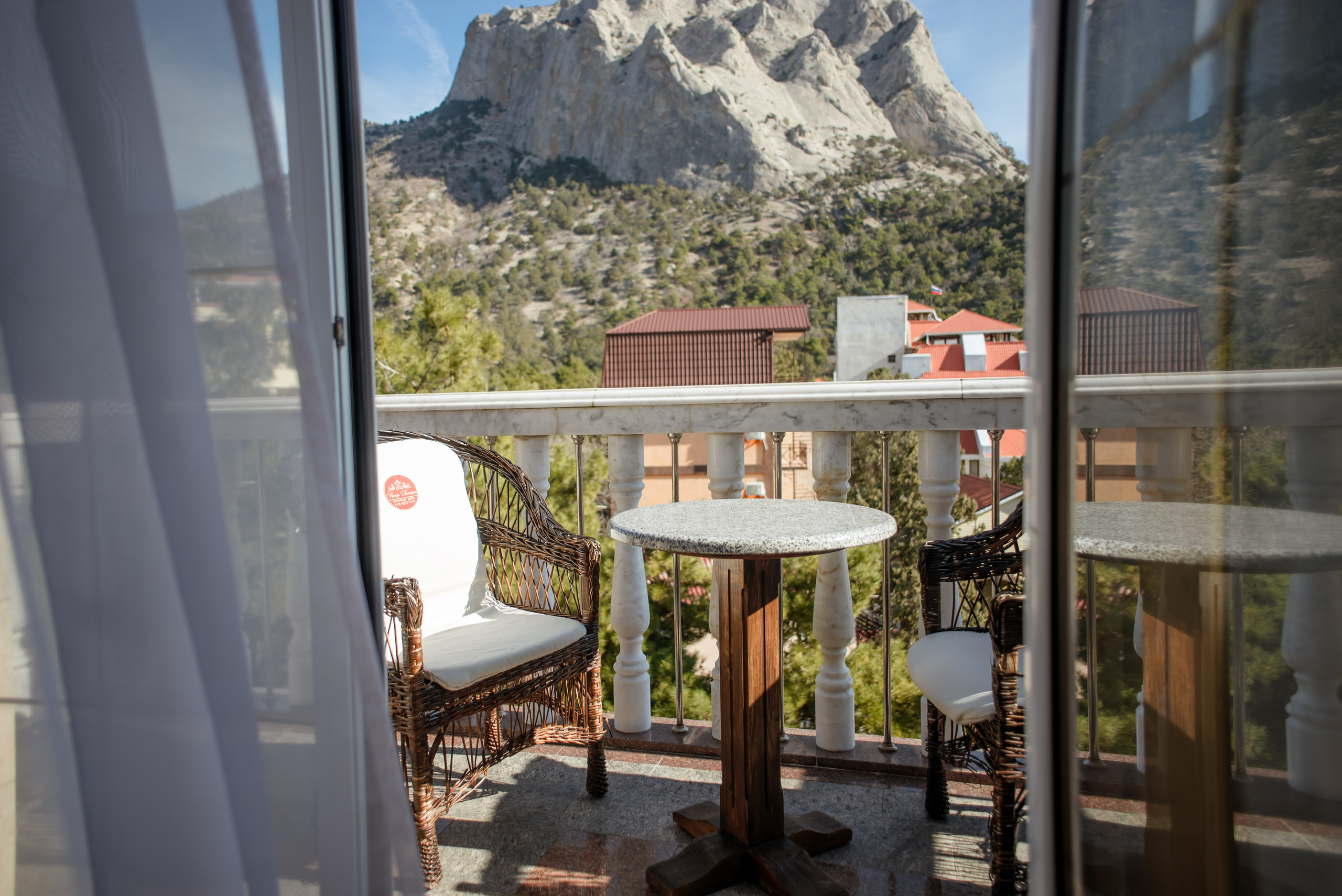 Стандартный 2-местный DOUBLE боковой вид на море и горы