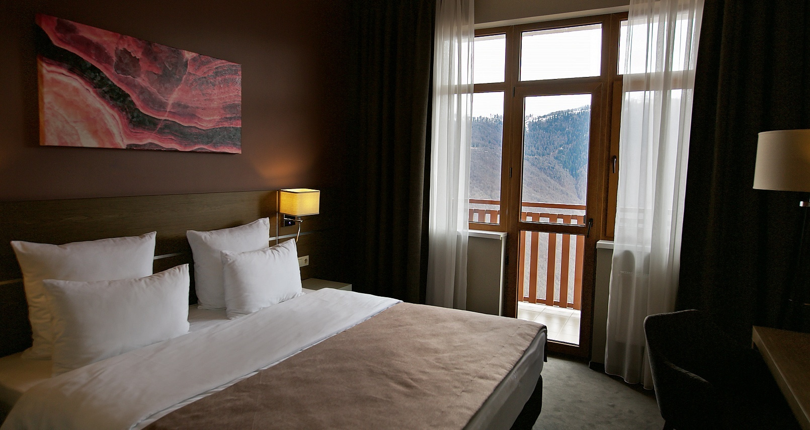 Посмотреть в галерее Premier room Grand с балконом и видом на горы