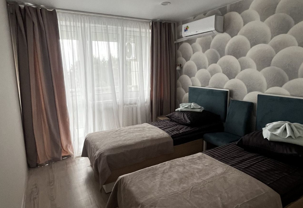 2-мест.(разм. в 3-мест.) 3-комн. люкс, главн. корпус
