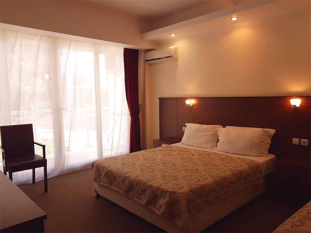 Стандарт 3-местный 1-комнатный с балконом вид на стену корпус А