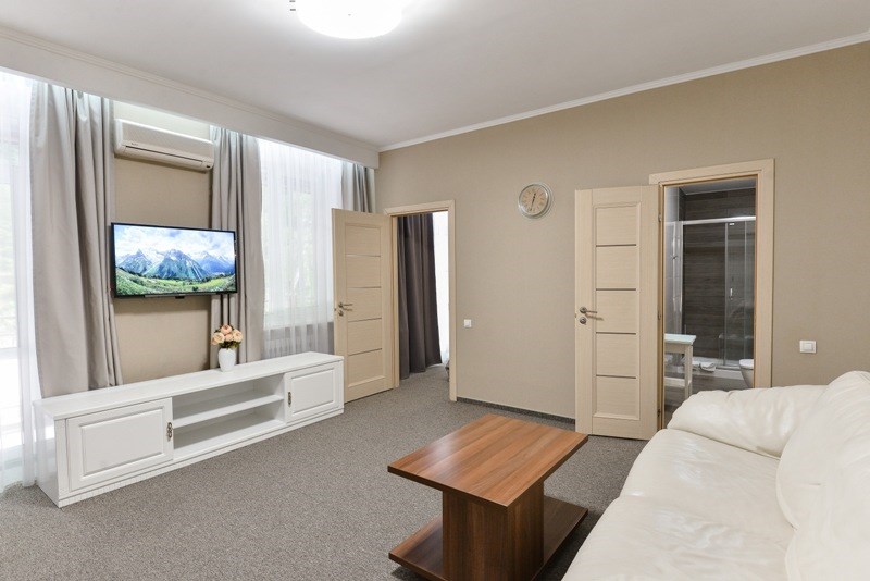 Люкс 2-местный 2-комнатный (№110,201-204,206,216,217,302,305,306,310)