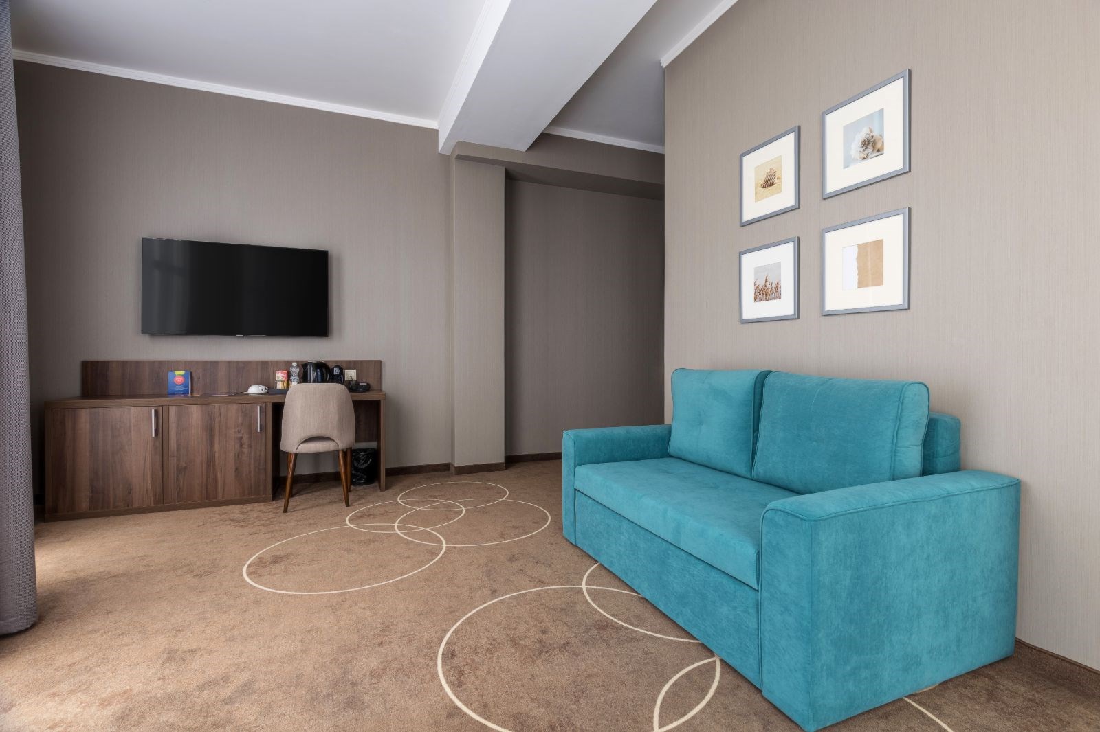 Посмотреть в галерее Junior Suite 2-местный 2-комнатный SV с балконом с видом на бассейн и море