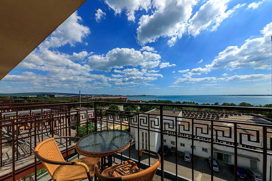 Люкс 2-местный 2-комнатный с видом на море и 2 балконами