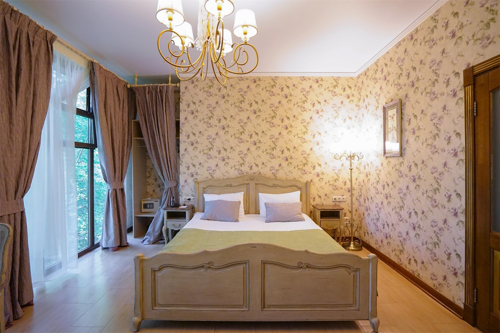 Standart Premium Violet, Main Building