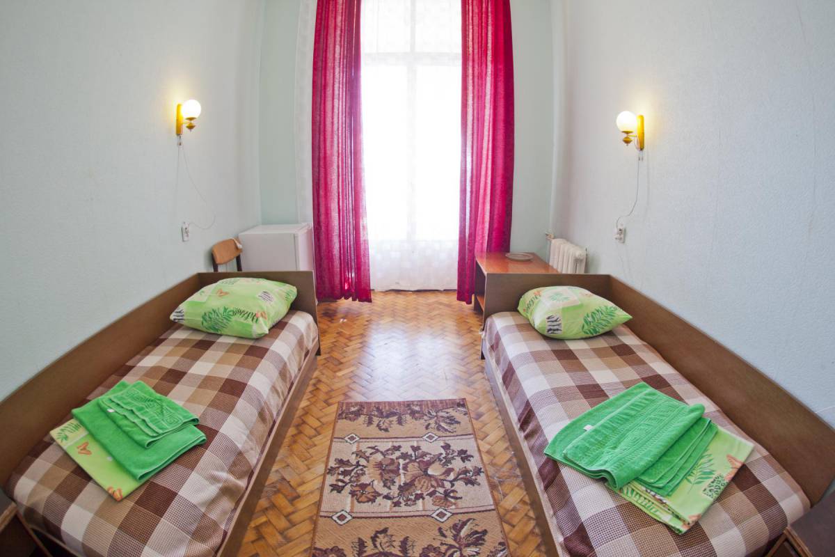 Номер 2-местный 1-комнатный с частичными удобствами корпус 1