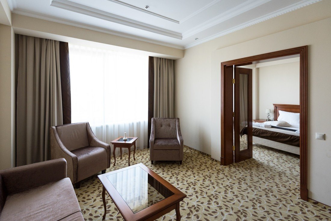 Люкс, Основной корпус