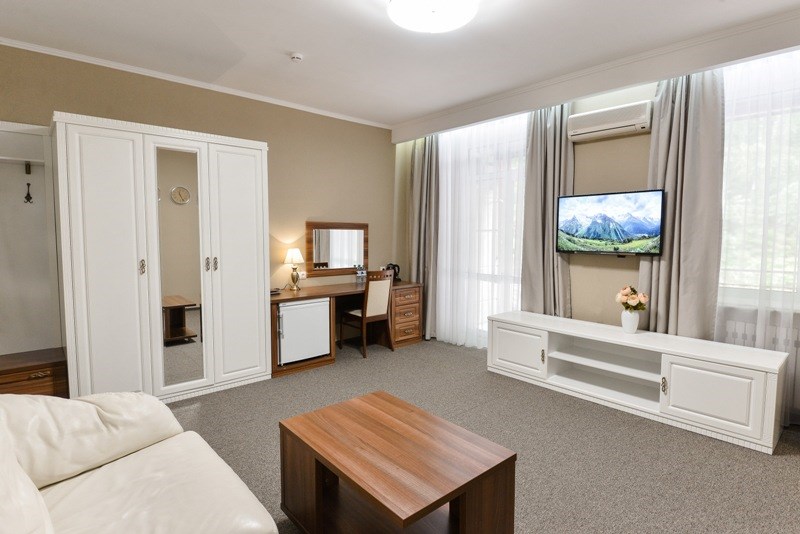 Люкс 2-местный 2-комнатный (№110,201-204,206,216,217,302,305,306,310)