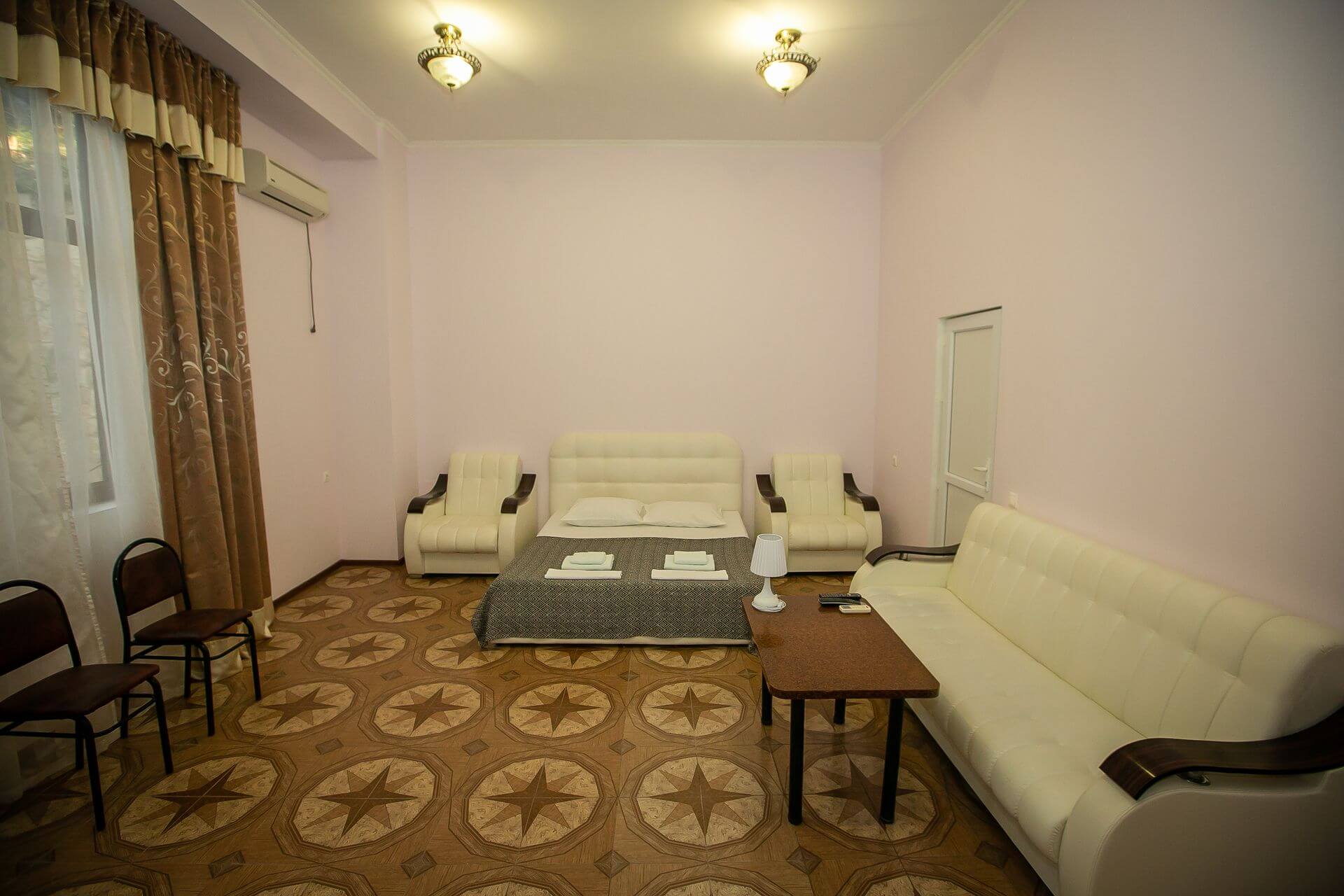 Полулюкс 2-местный 1-комнатный, 1 этаж, без балкона