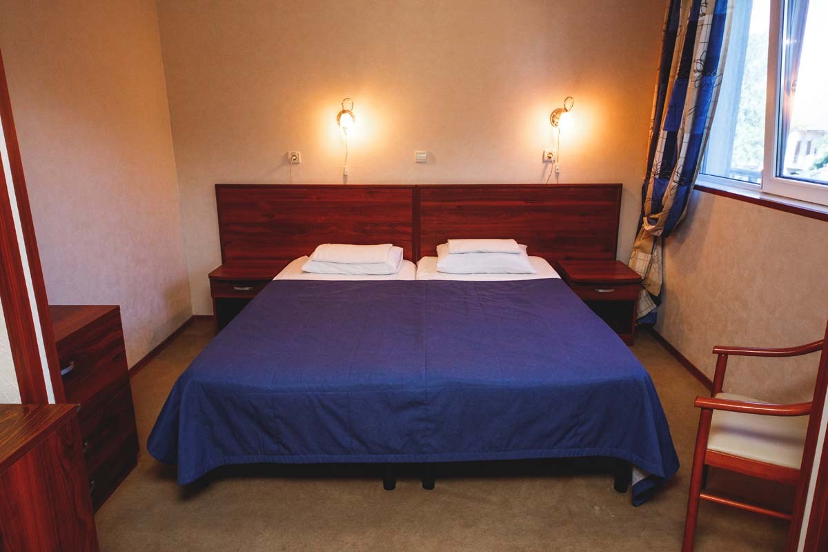 1 категория 2- местный с  одной двуспальной кроватью или двумя раздельными кроватями 1- 4 этаж