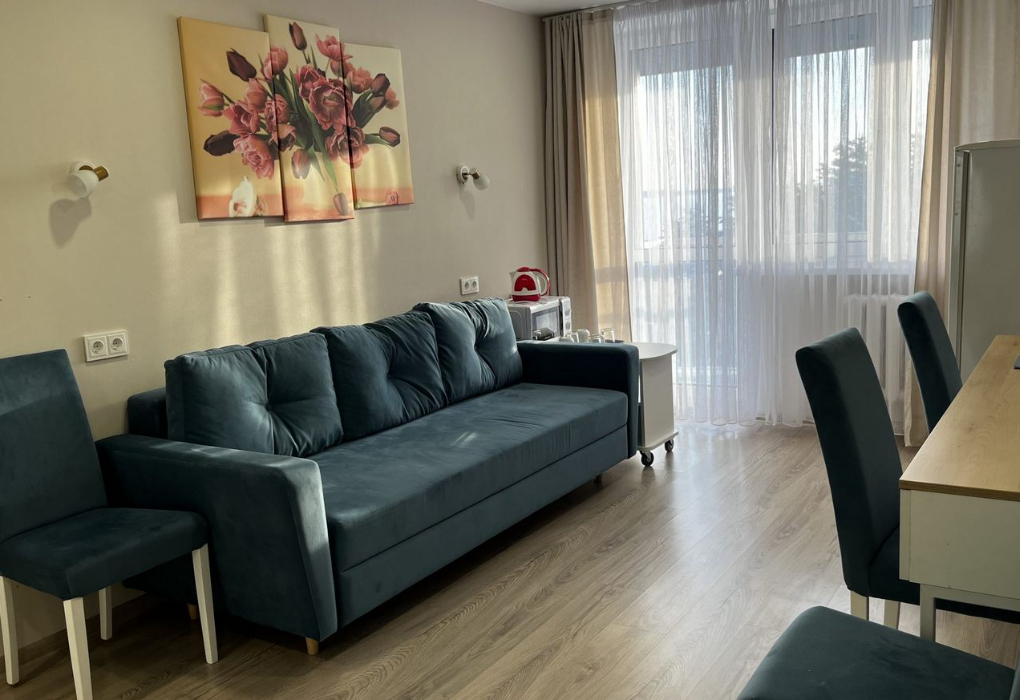 2-мест.(разм. в 3-мест.) 3-комн. люкс, главн. корпус