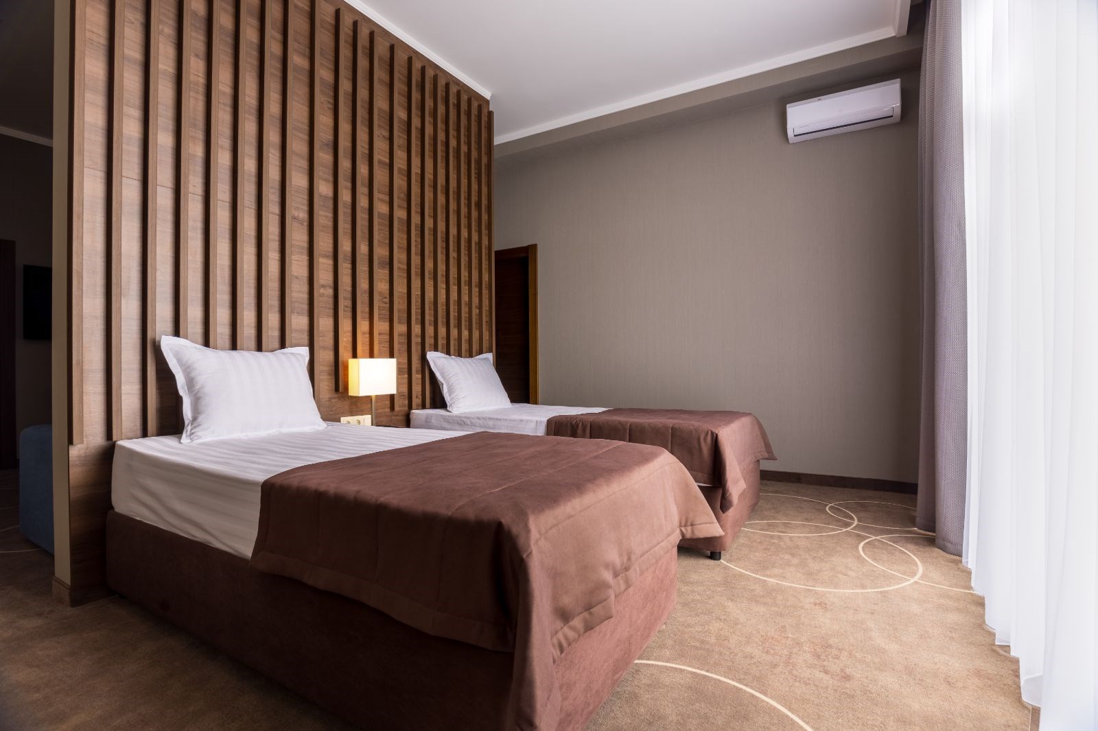 Посмотреть в галерее Executive Suite 4-местный 2-комнатный Great с балконом на территорию