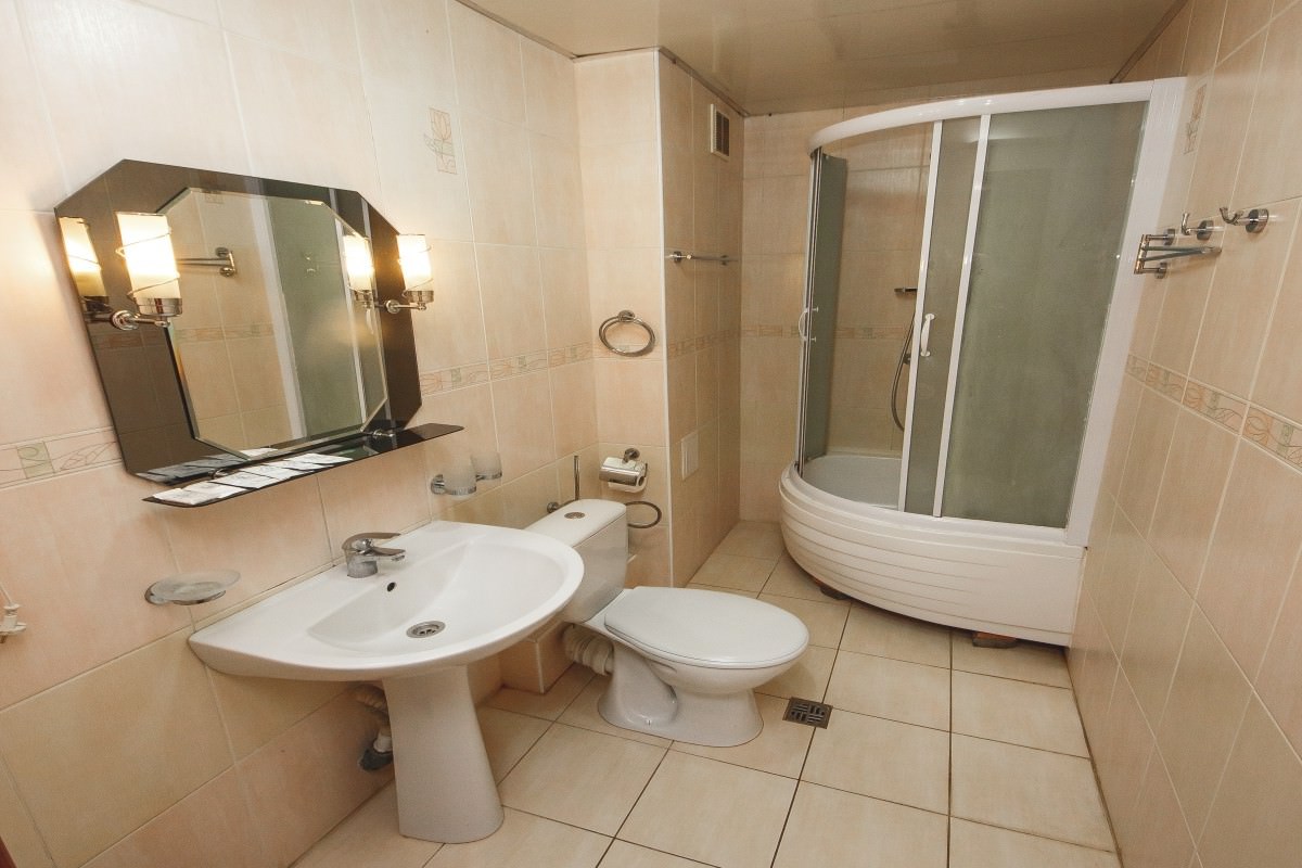 1 категория 2- местный с  одной двуспальной кроватью или двумя раздельными кроватями 1- 4 этаж