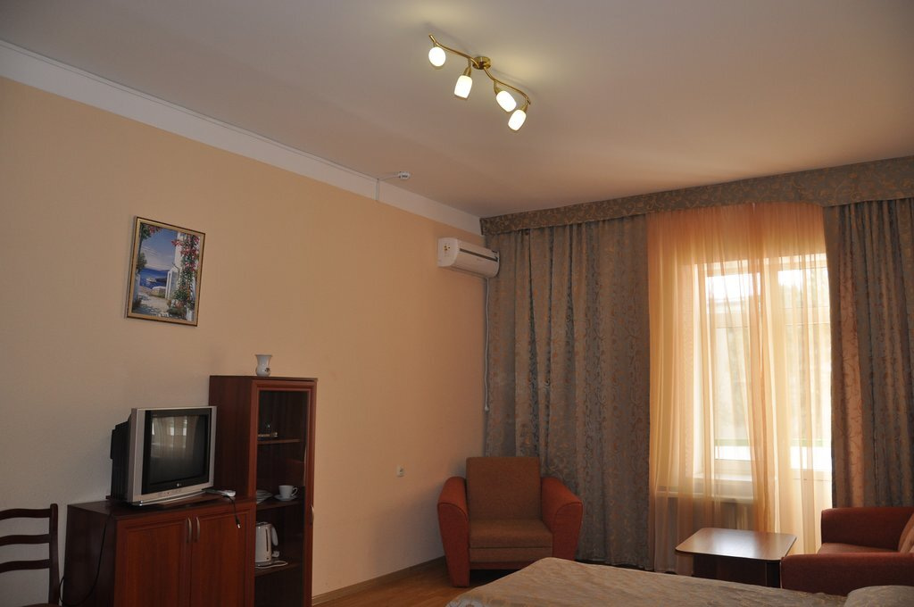 Посмотреть в галерее 2-комнатный двухместный номер первой категории Корпус №6