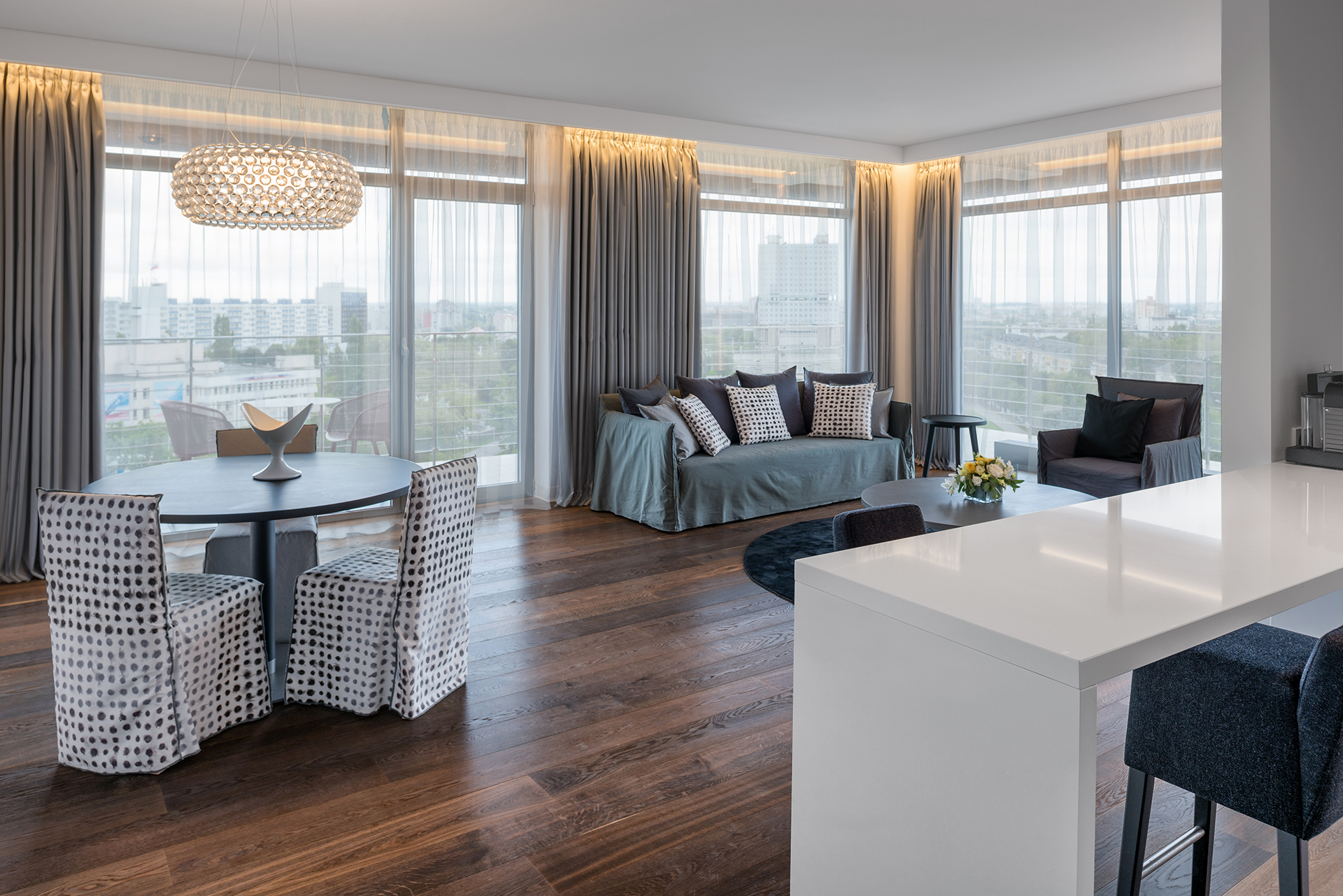 Посмотреть в галерее Suite Business 3-местный 3-комнатный