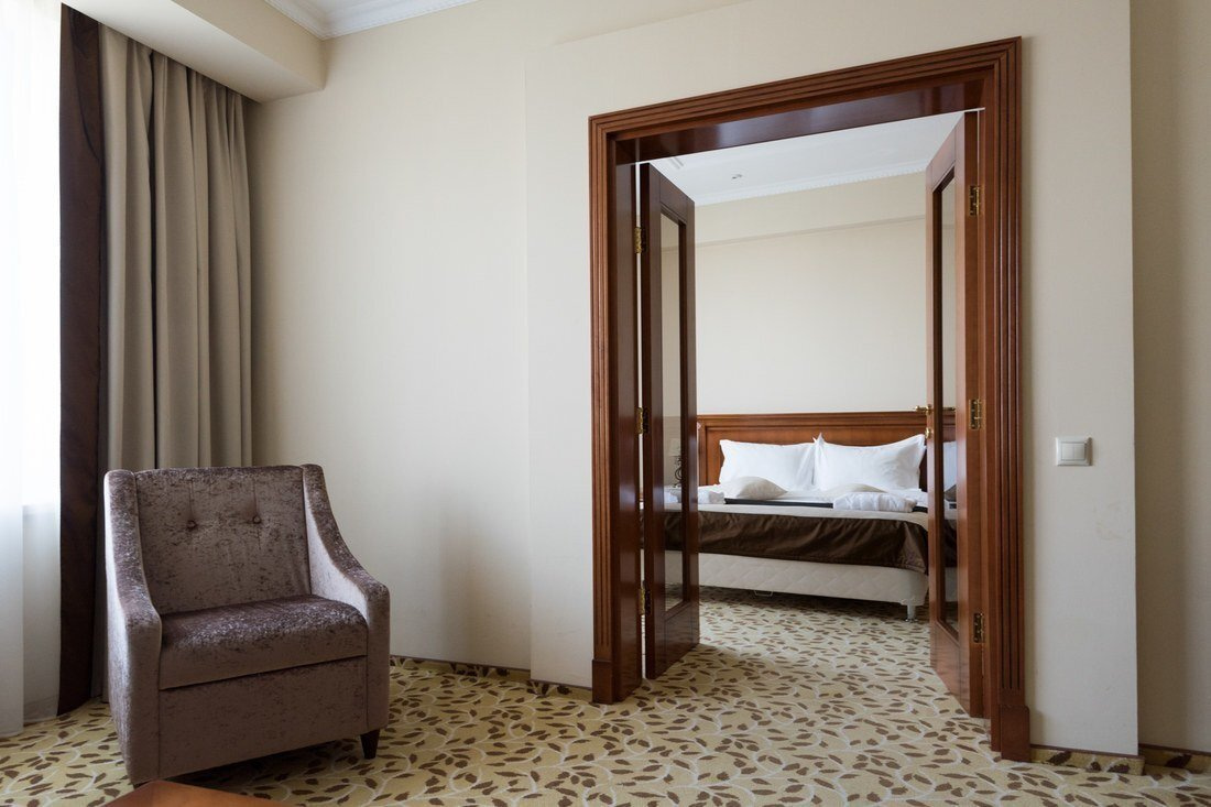 Люкс, Основной корпус