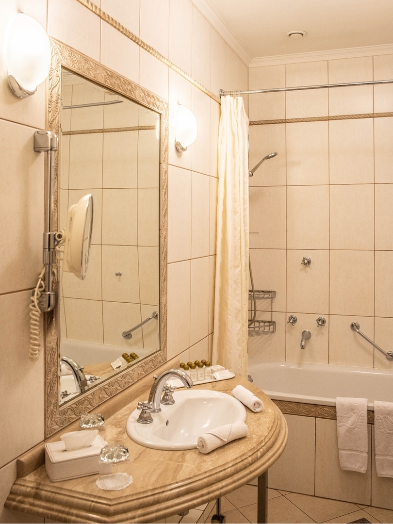 Студио с видом на холм