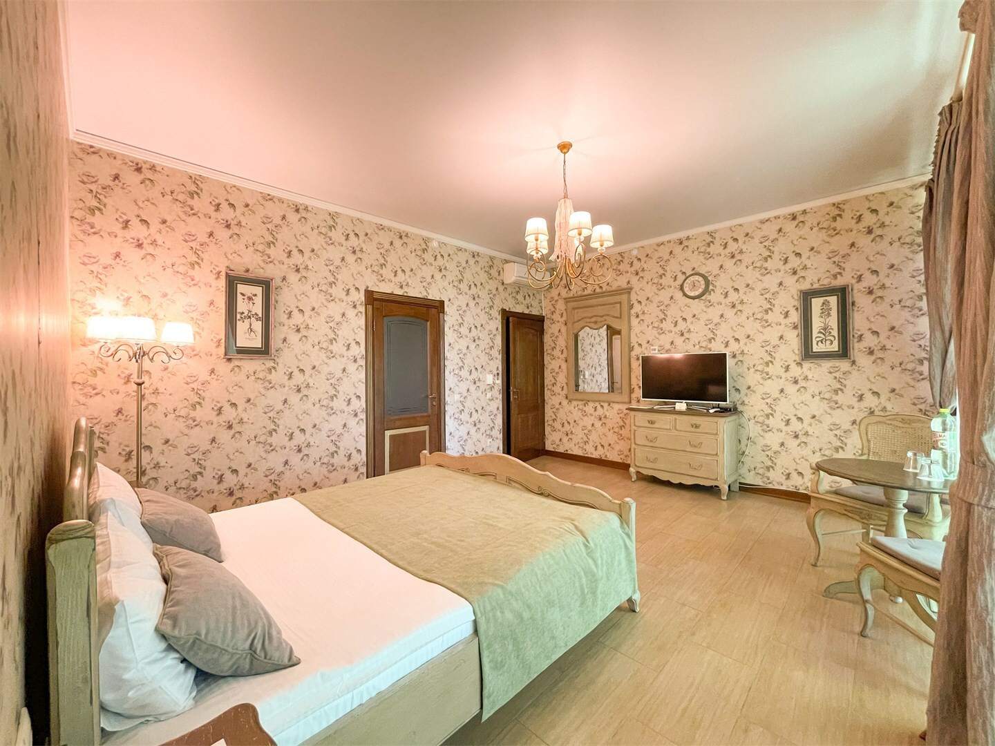 Standart Premium Violet, Main Building