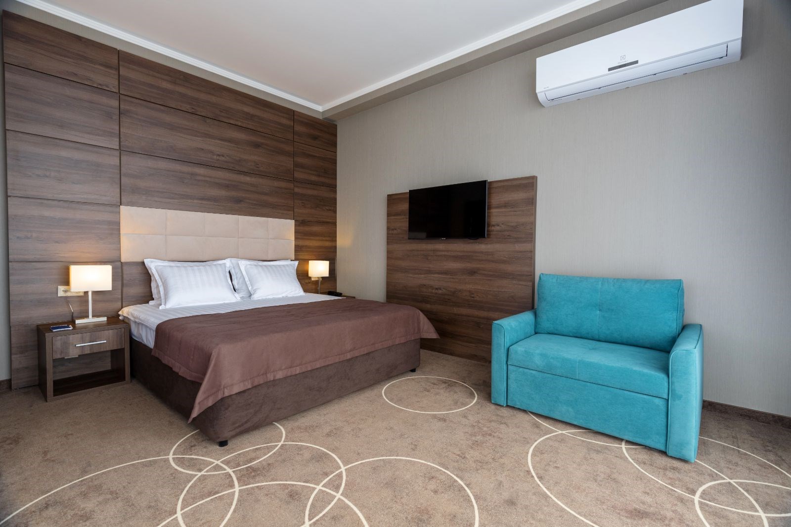 Посмотреть в галерее Junior Suite 2-местный 2-комнатный SV с балконом с видом на бассейн и море
