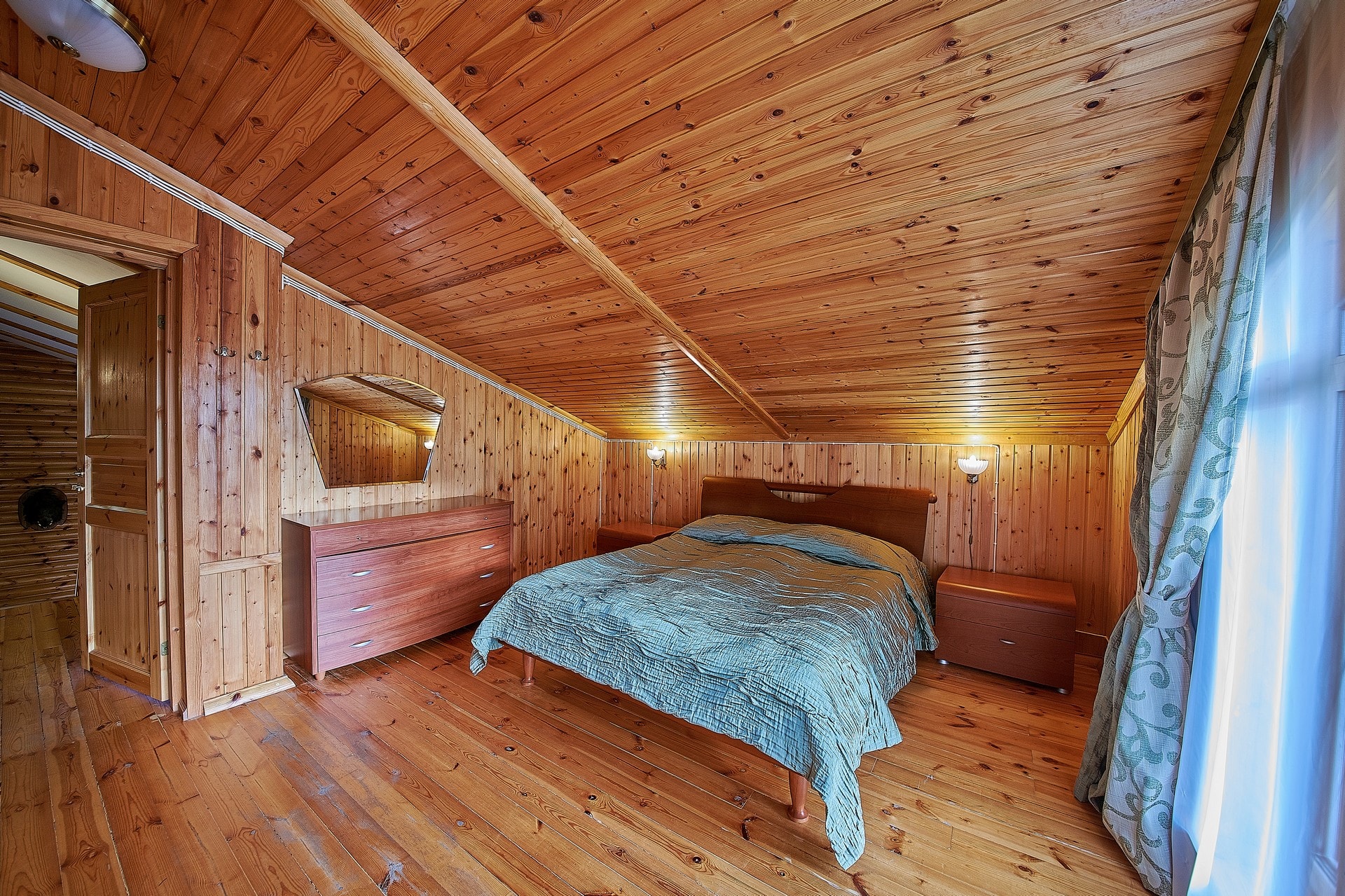 Коттедж 10местный коттедж с камином и сауной