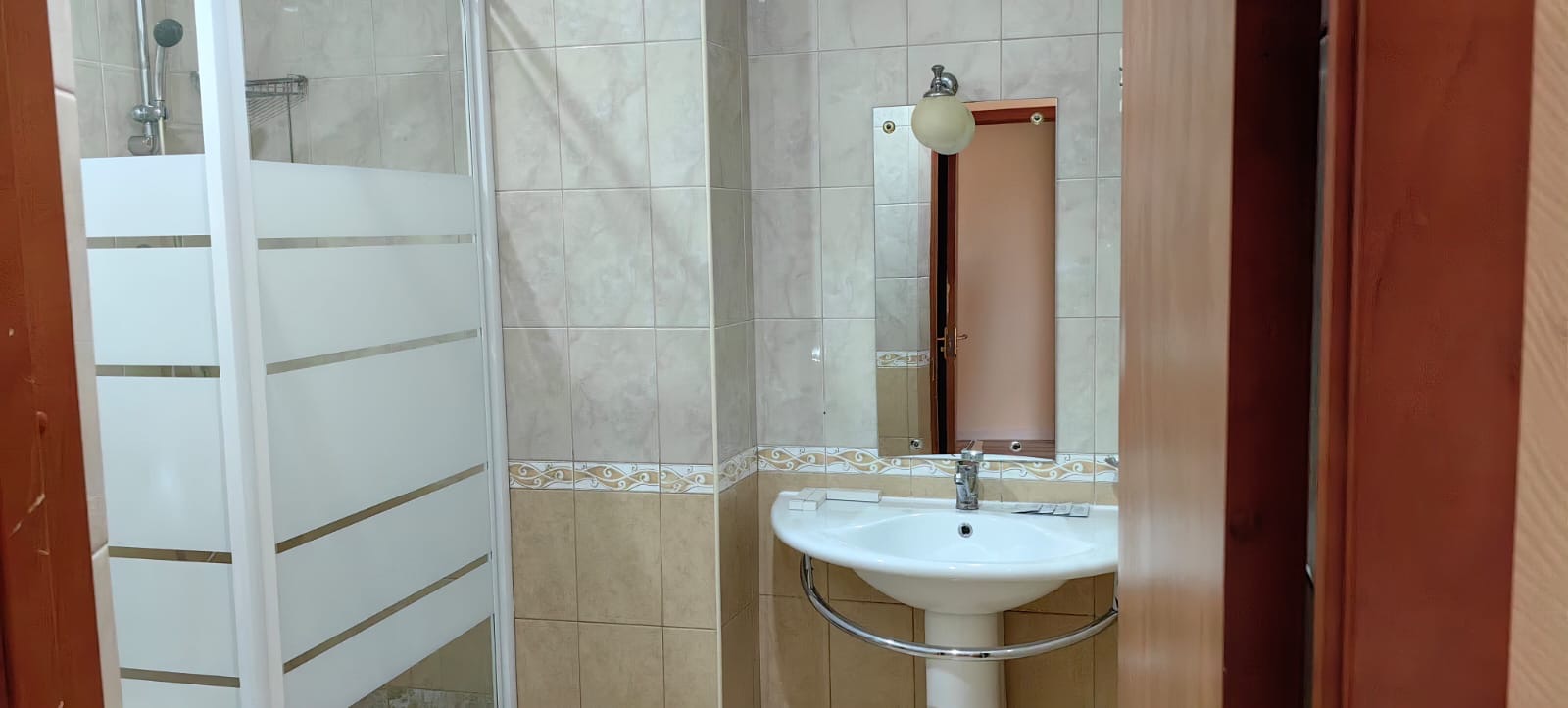 Посмотреть в галерее Люкс 2-х м, без балкона, кухня, корпуск №2