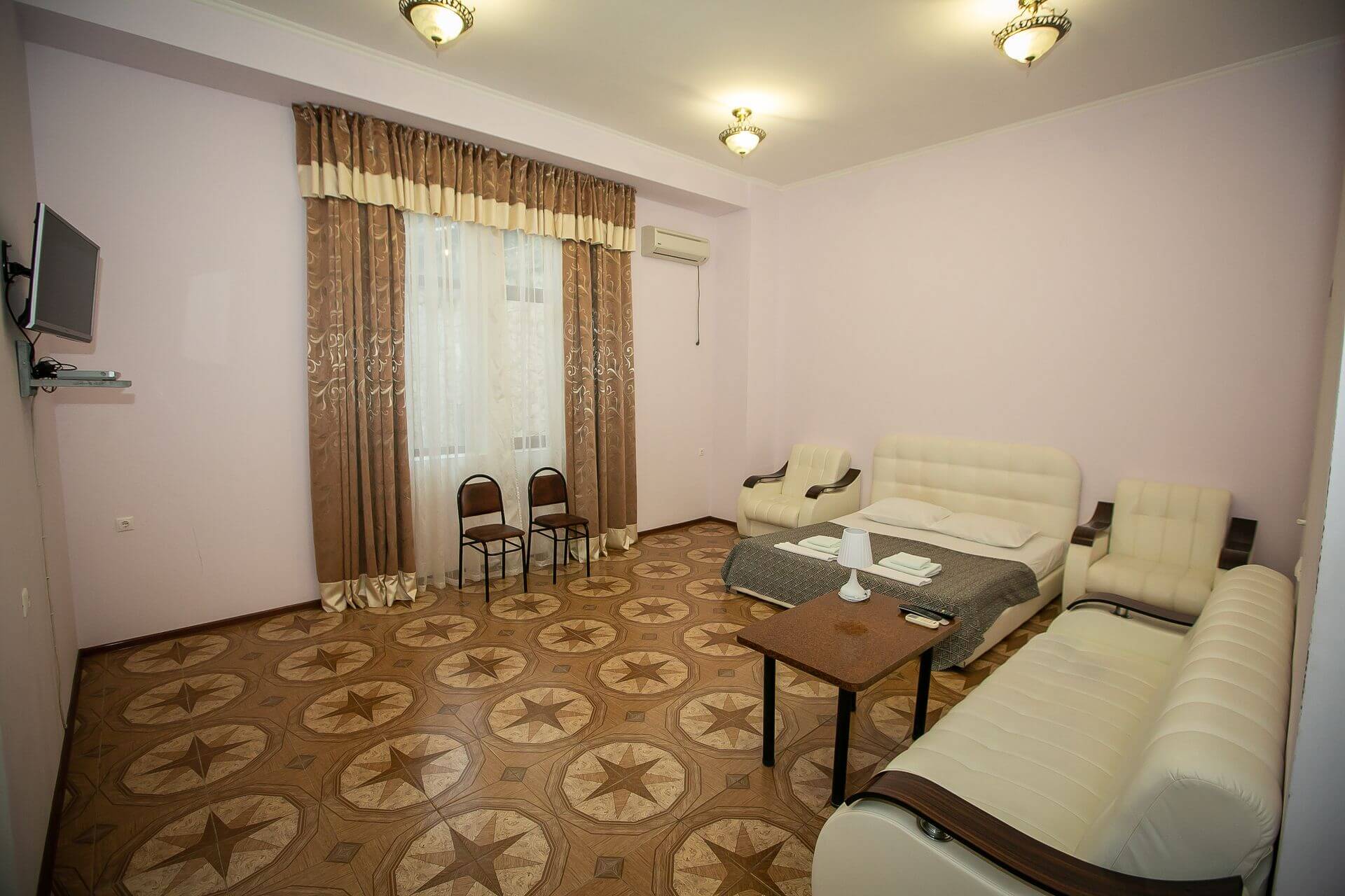 Полулюкс 2-местный 1-комнатный, 1 этаж, без балкона