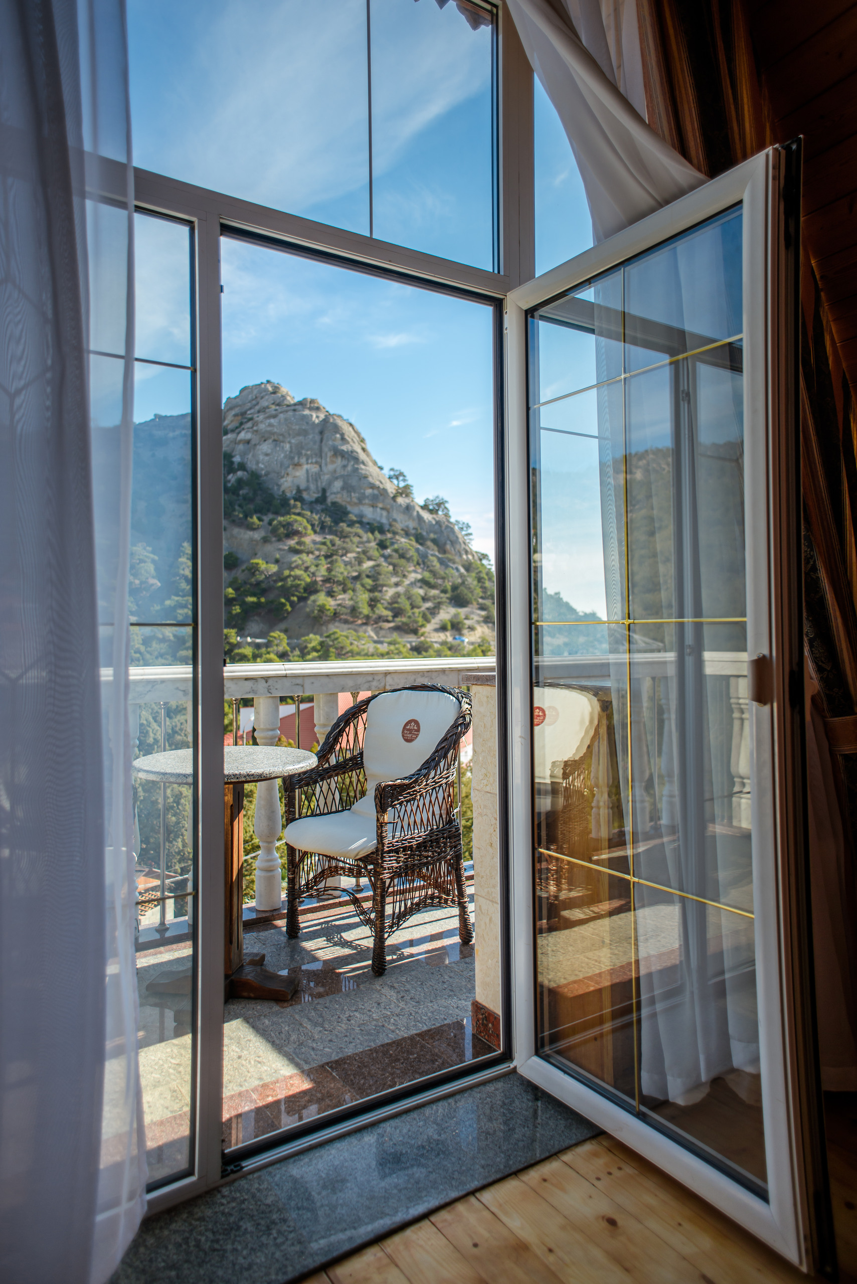 Стандартный 2-местный DOUBLE боковой вид на море и горы