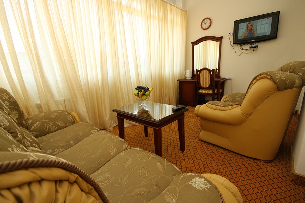 Посмотреть в галерее Люкс Luxe в корп.Б (№1,3,8,11) - двуспальная кровать