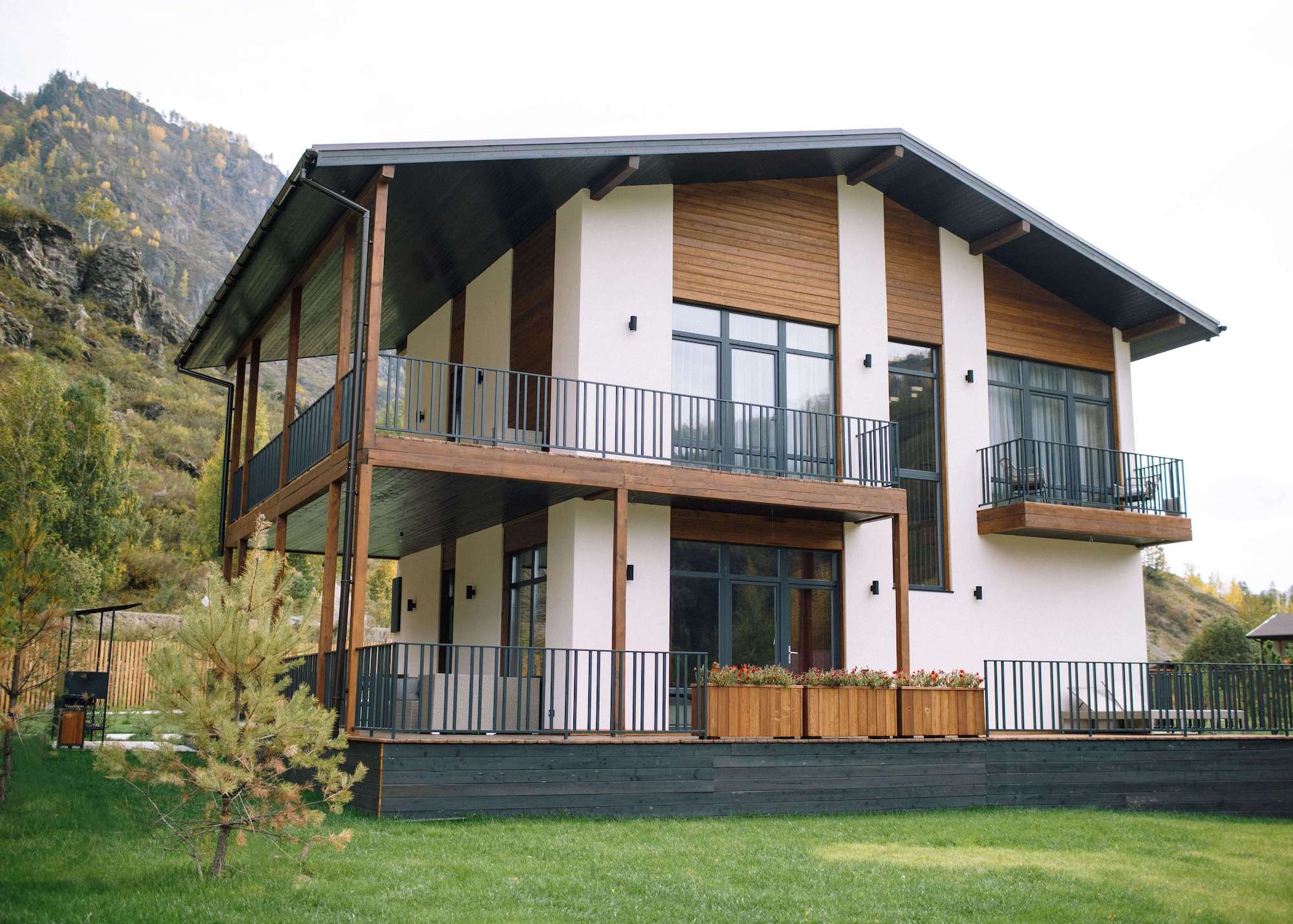 Коттедж 4-местный ЛЮКС (ASTRA, FIALKA, MELISSA)