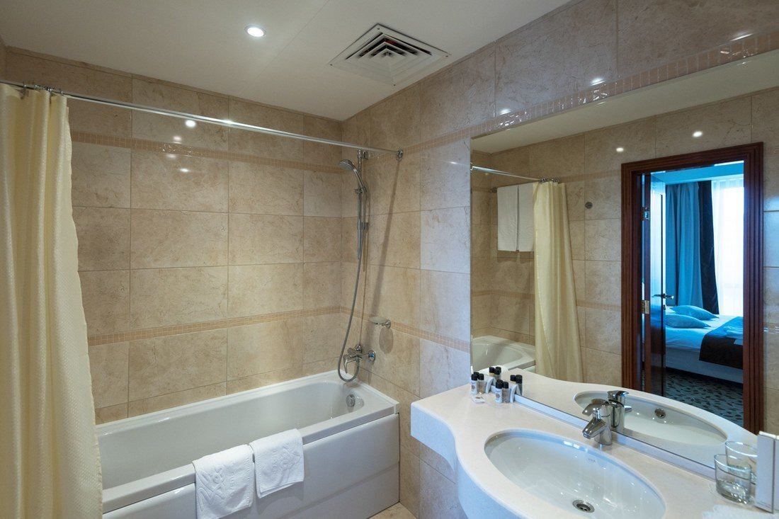 Люкс, Основной корпус