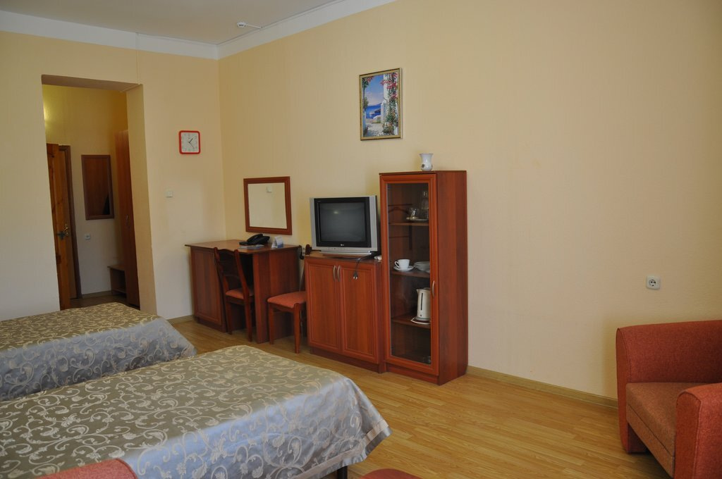 Посмотреть в галерее 2-комнатный двухместный номер первой категории Корпус №6