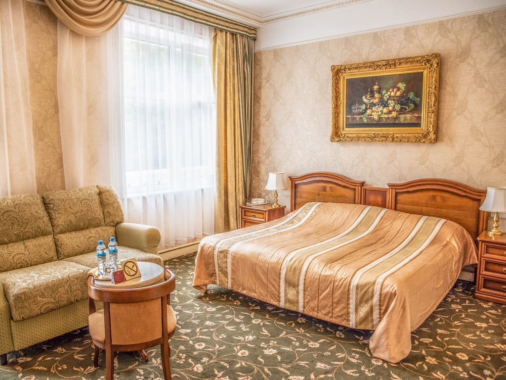 Студио с видом на холм