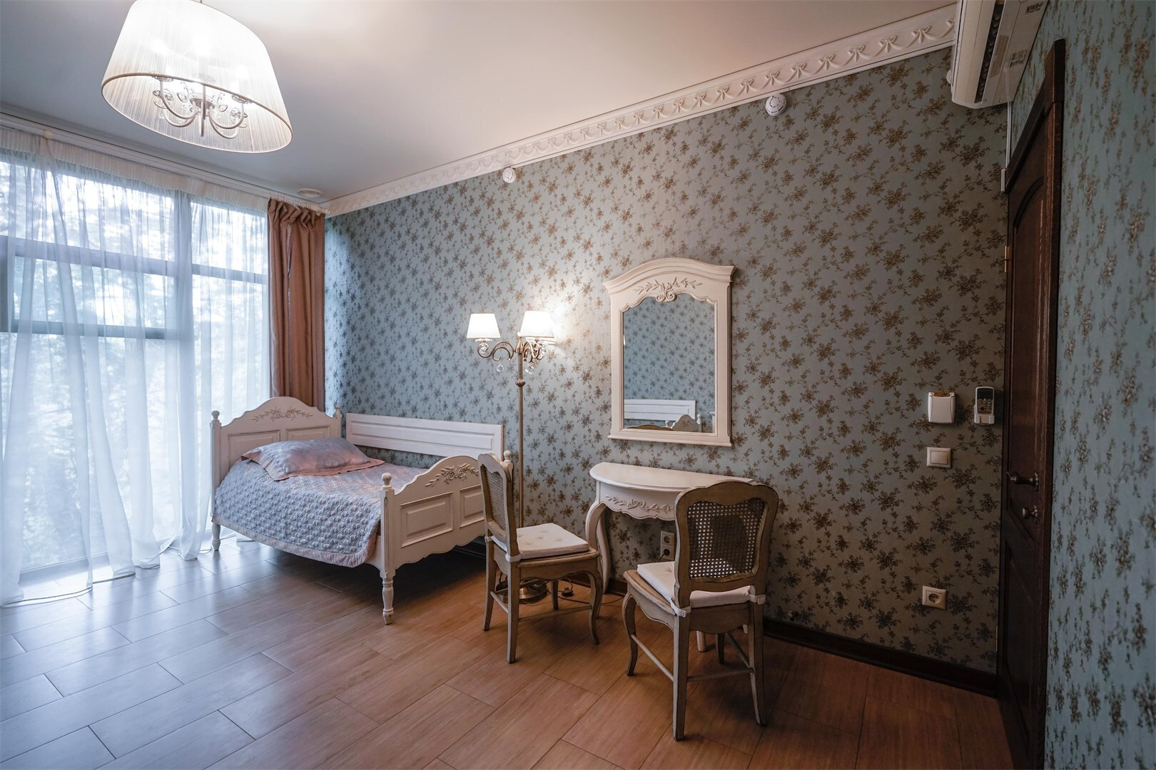 Standart Premium Blue, Main Building