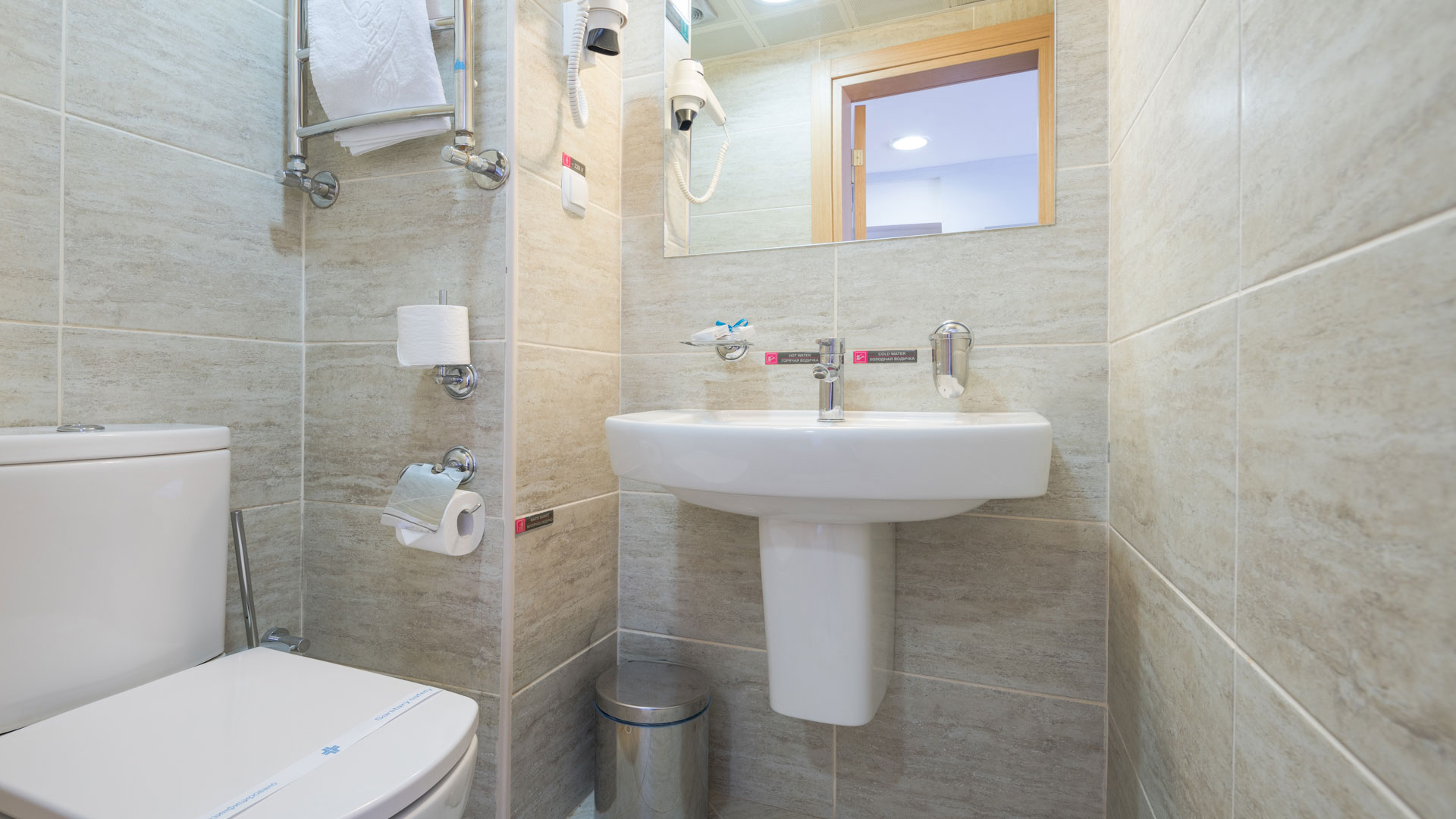 Стандартный 3-местный 2-комнатный с двуспальной кроватью и диваном