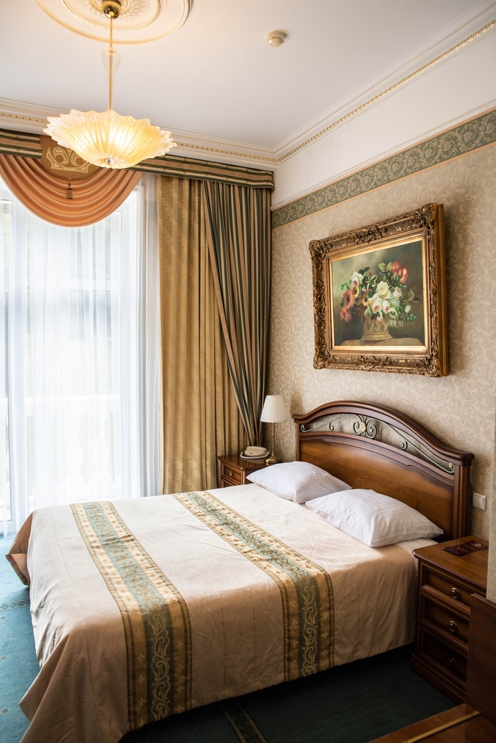 Стандартный с видом на холм