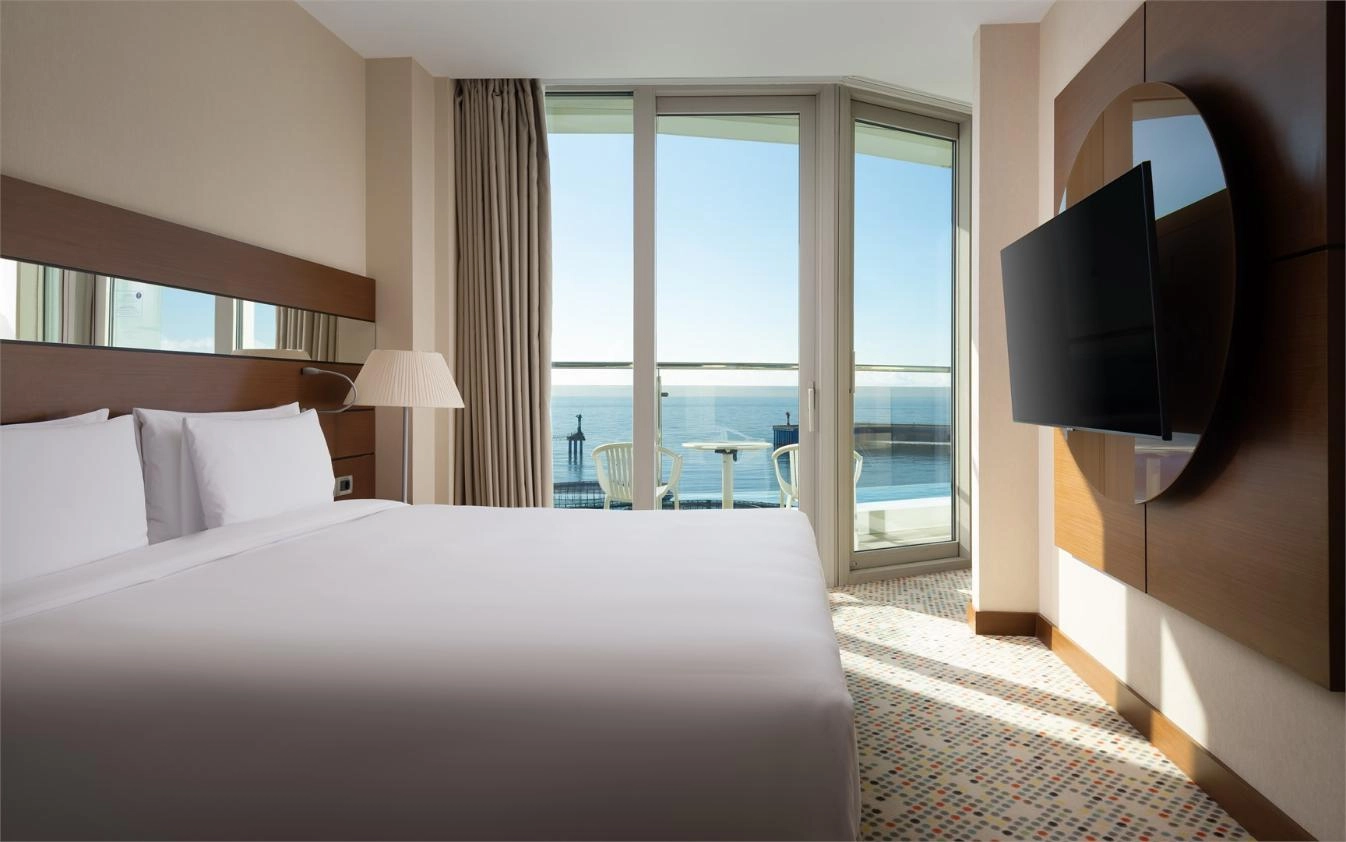 Люкс Джуниор с гидромассажной ванной и видом на море