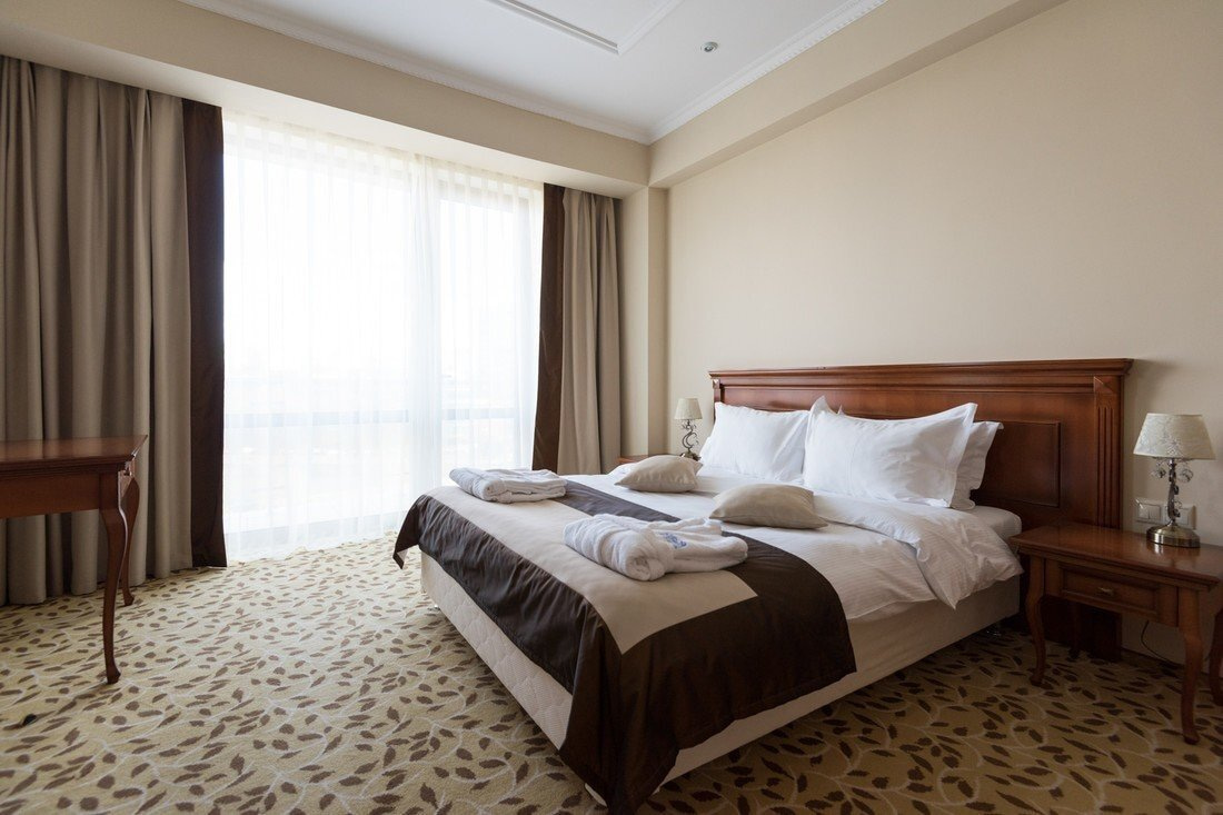 Люкс, Основной корпус