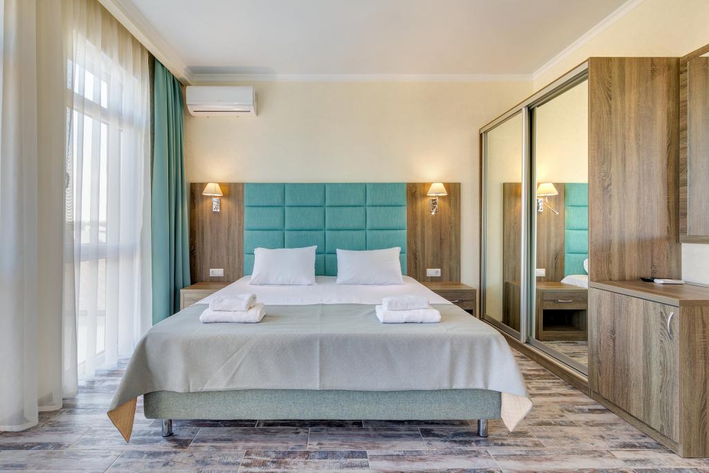 Стандарт 3-местный с видом на бассейн