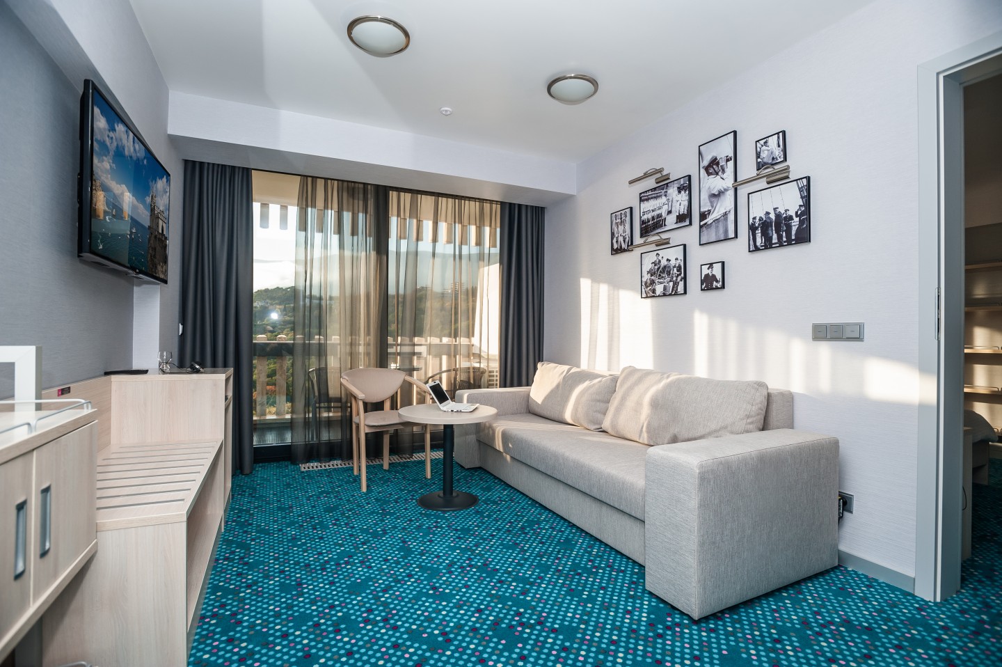 Люкс 3-местный 2-комнатный с двуспал.кроватью и диваном