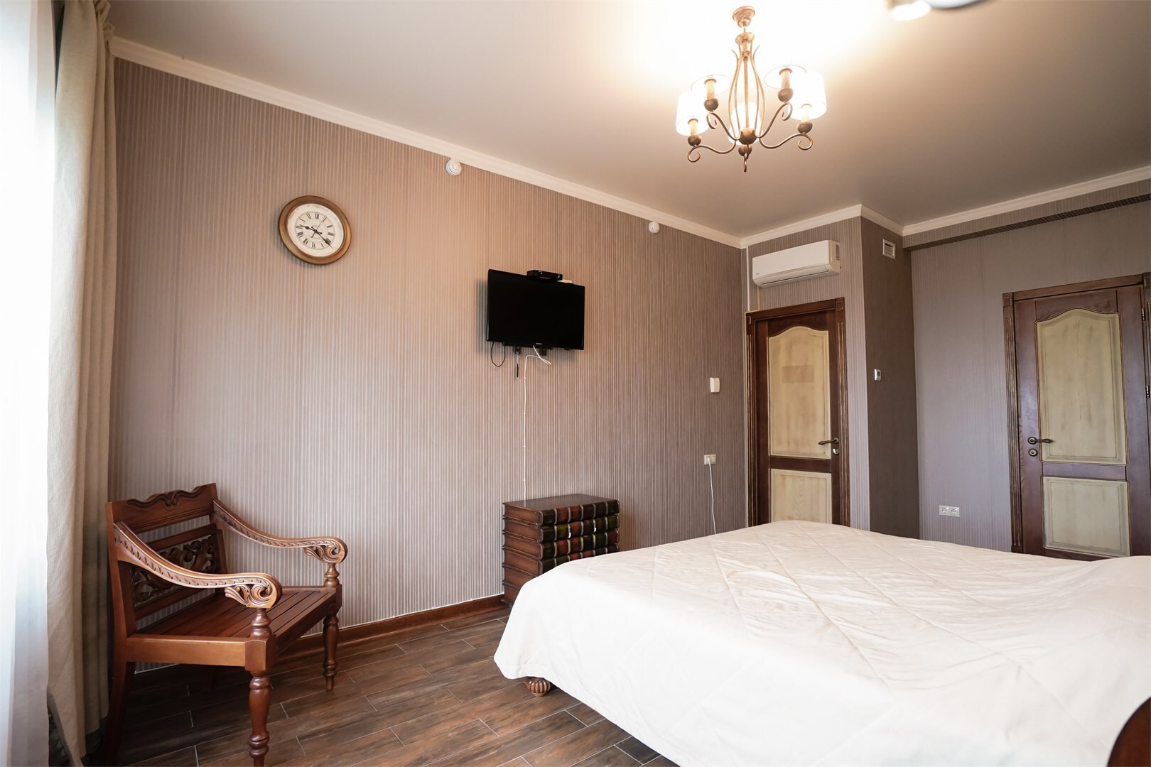 Standart Premium Business, Main Building