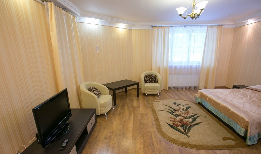 Посмотреть в галерее Люкс 2-комнатный, Главный корпус