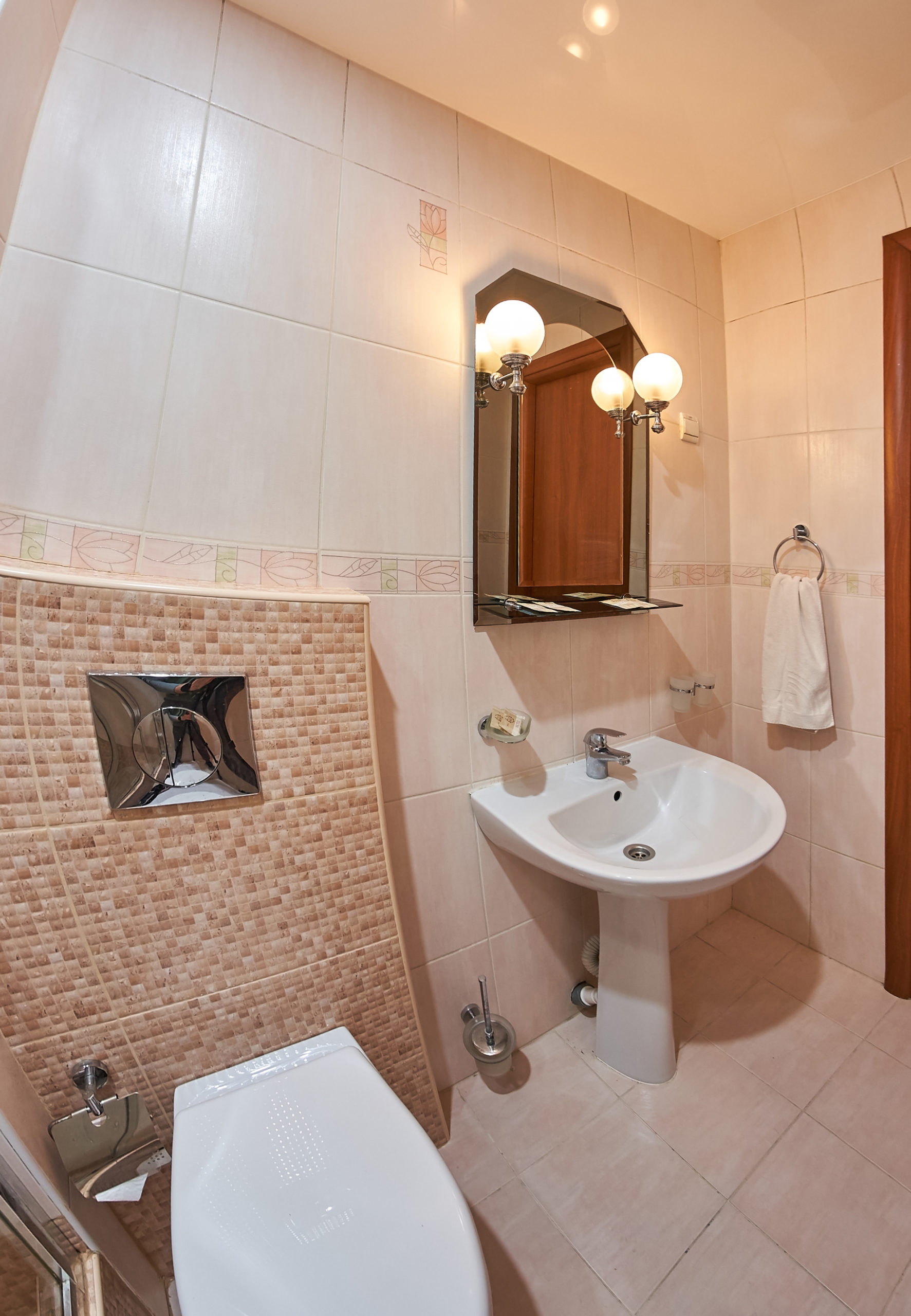 1 категория 2- местный с  одной двуспальной кроватью или двумя раздельными кроватями 1- 4 этаж