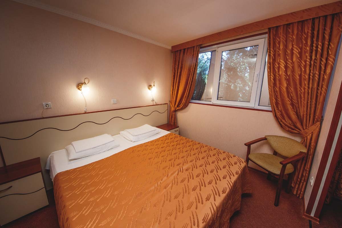 1 категория 2- местный с  одной двуспальной кроватью или двумя раздельными кроватями 1- 4 этаж