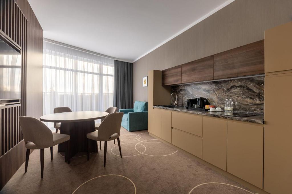 Посмотреть в галерее Apartment 4-местный 2-комнатный с балконом с видом на бассейн