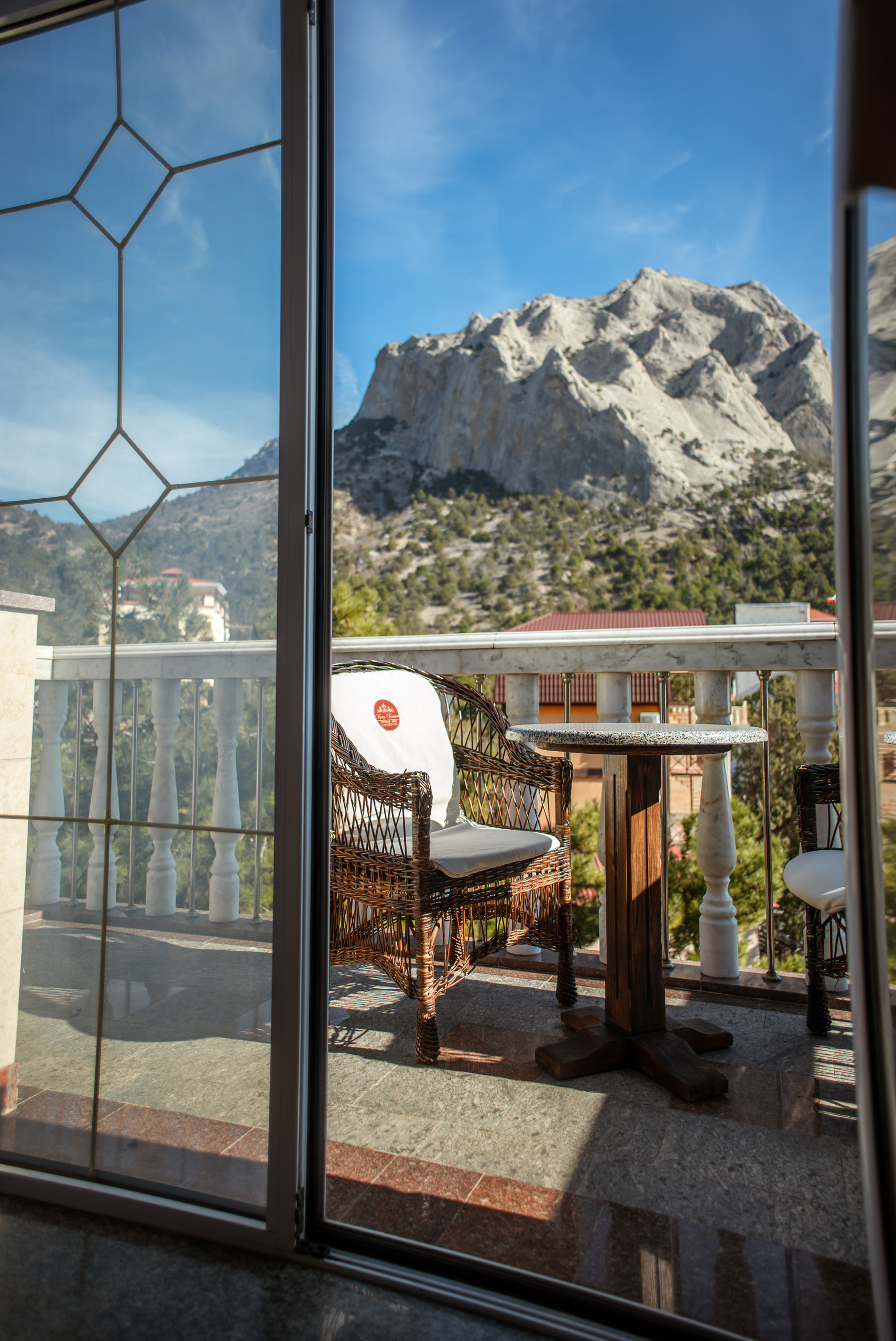 Стандартный 2-местный DOUBLE боковой вид на море и горы