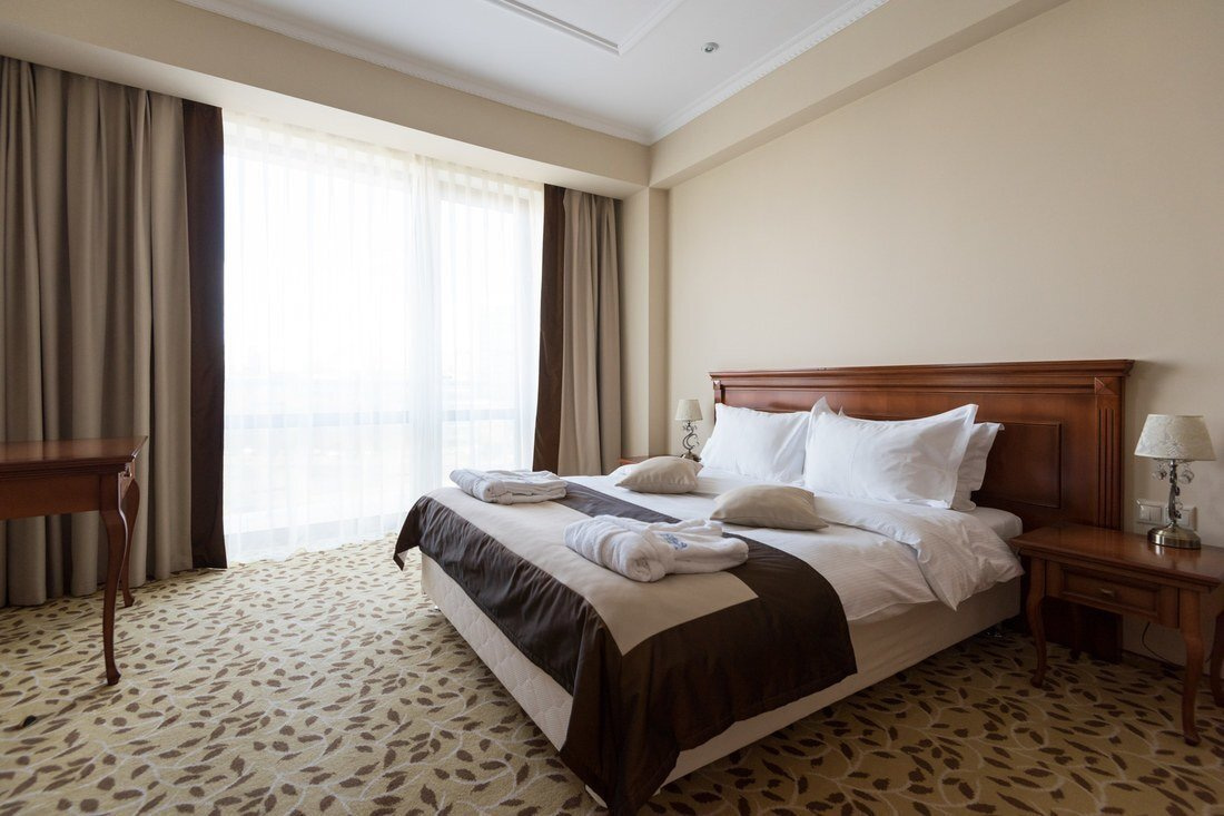 Люкс, Основной корпус